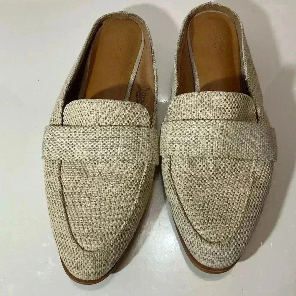 Universal thread slip on flats pointed toe used in good condition size 9.5-10